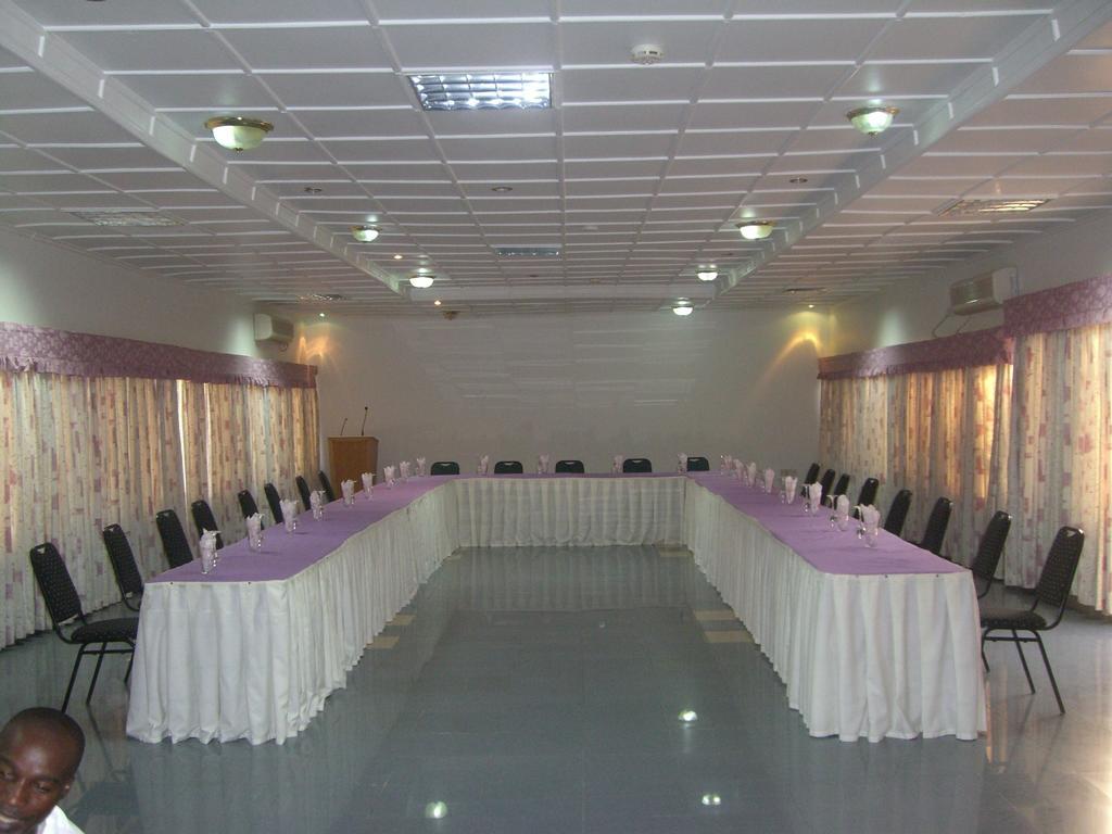 קומסי Wadoma Royale Hotel מראה חיצוני תמונה