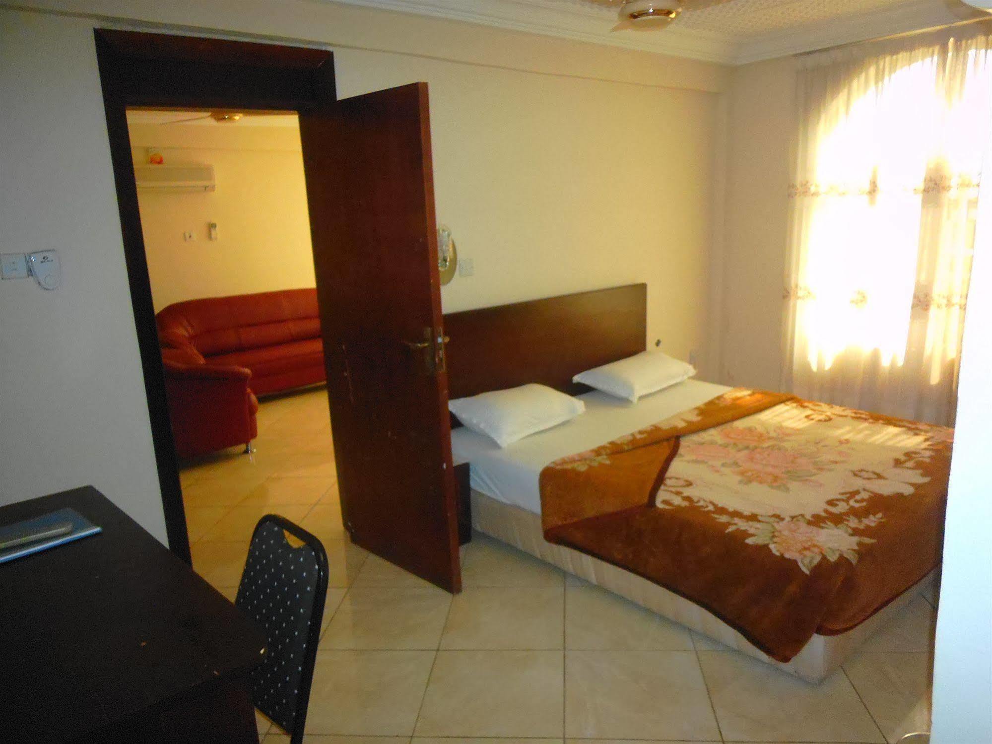 קומסי Wadoma Royale Hotel מראה חיצוני תמונה