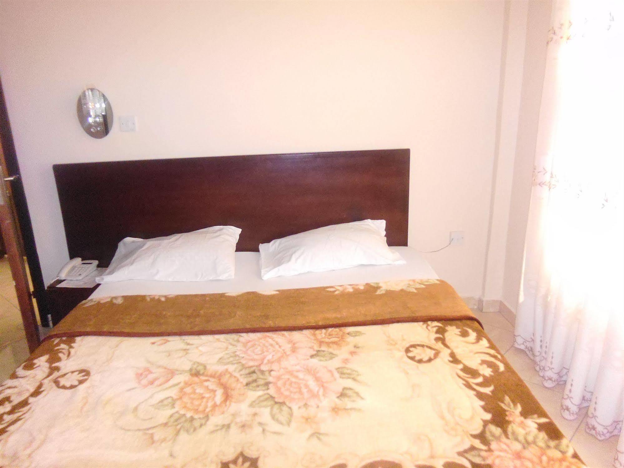 קומסי Wadoma Royale Hotel מראה חיצוני תמונה