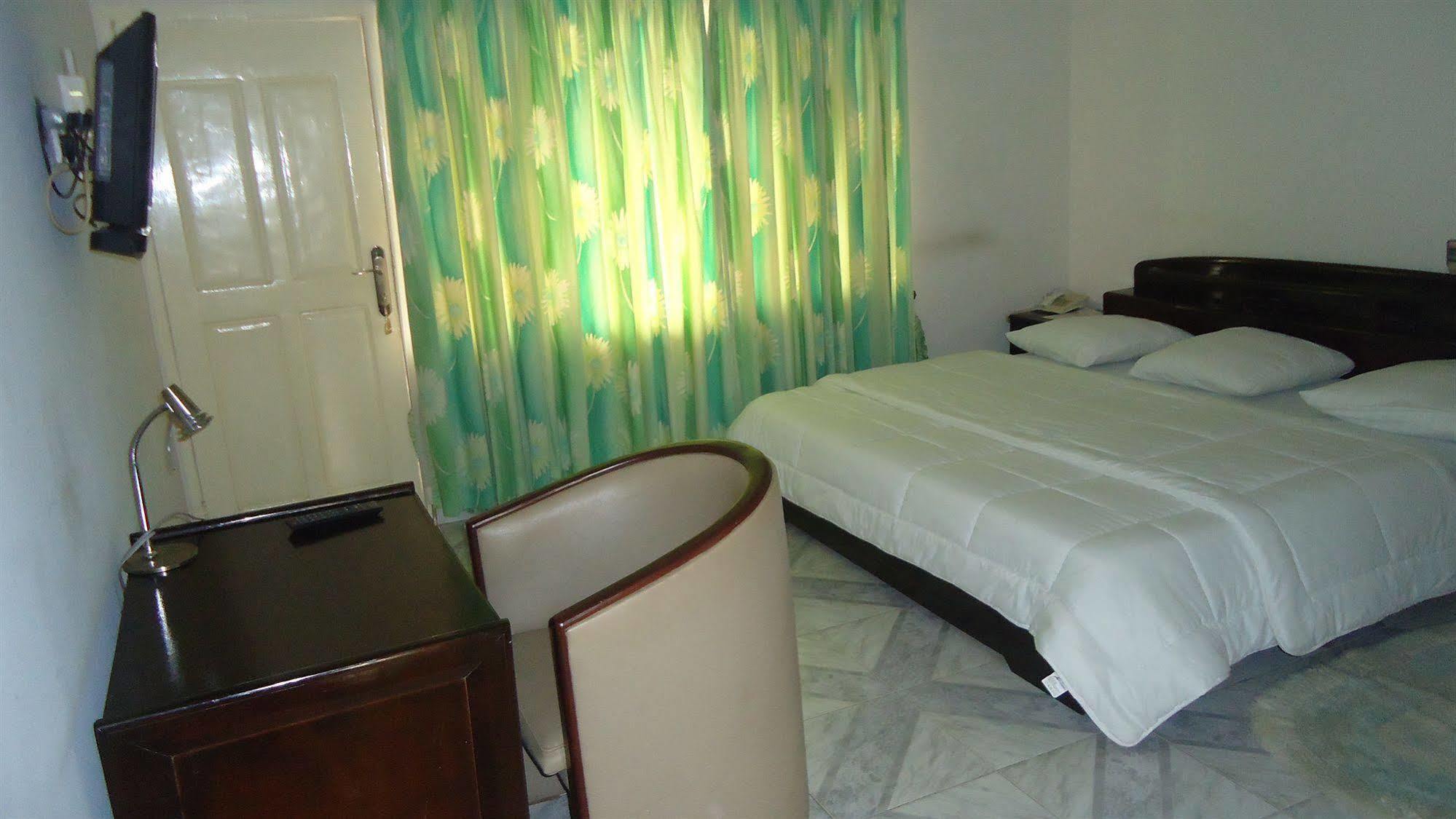 קומסי Wadoma Royale Hotel מראה חיצוני תמונה